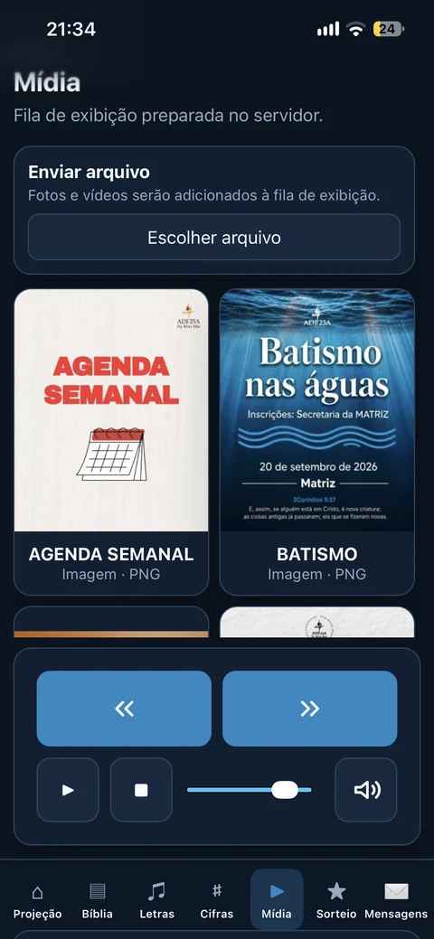 Acesso web do DVOWorship no celular com imagens da fila, envio de arquivos e controles de reprodução.
